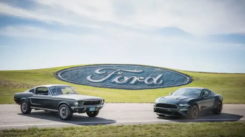 4 Ford Mustang