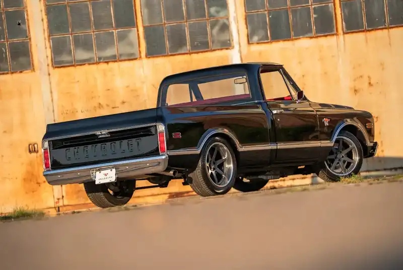 2674r Restored Chevrolet C10 06 1180x790