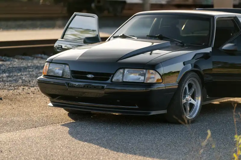 80028 Black Foxbody_1756_Lifestyle_Trains