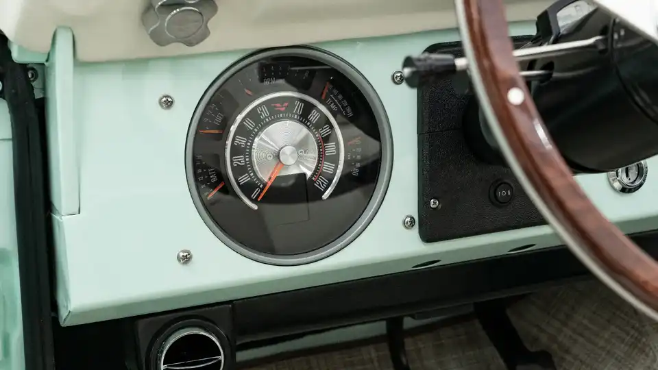 Mint Classic Ford Bronco_15 Dakota Digital Gauges