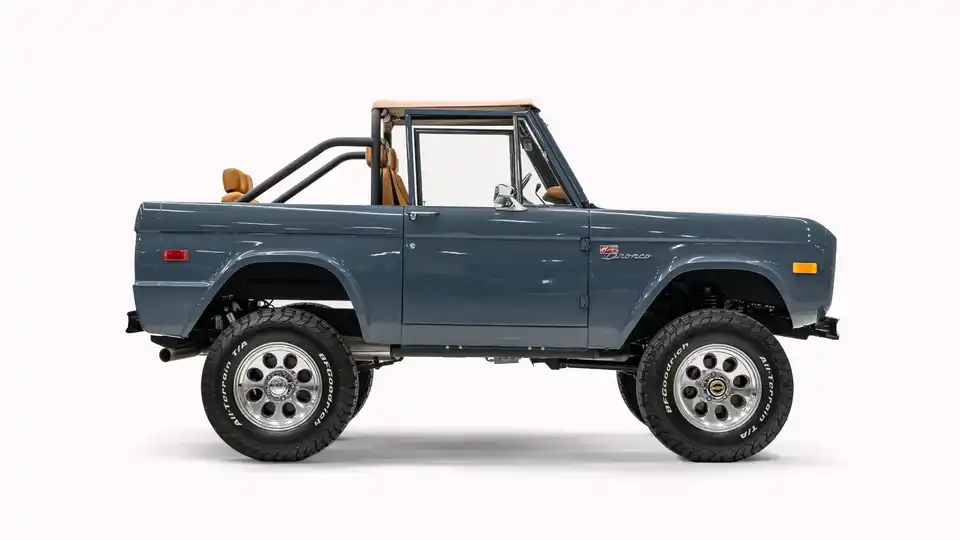 1971 Vintage Ford Bronco_8 Passenger Side