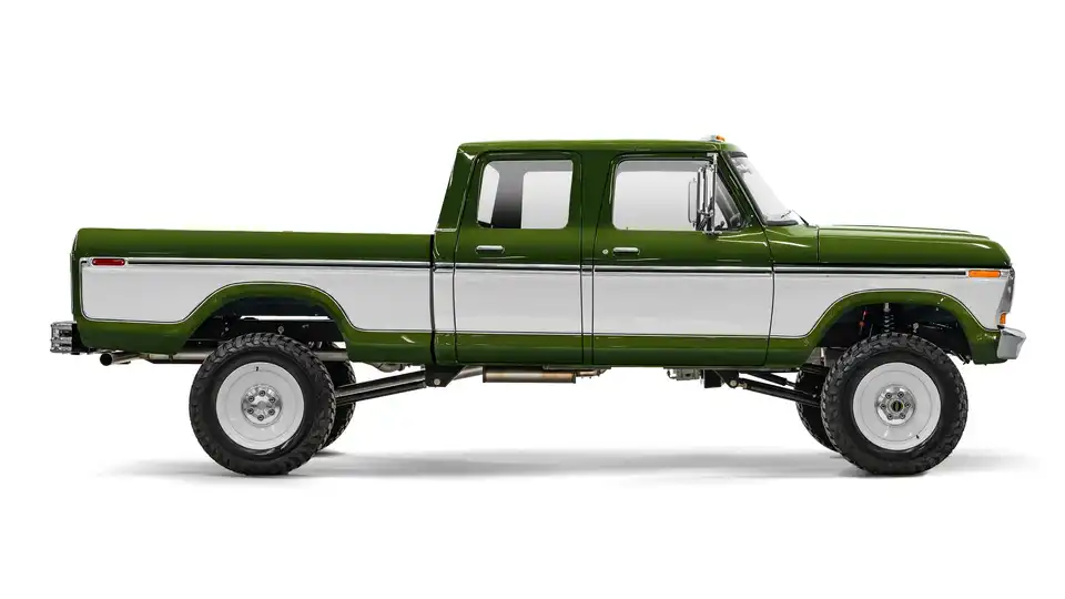 F250 Crew Cab_Side View_Eruption Green And White_063025