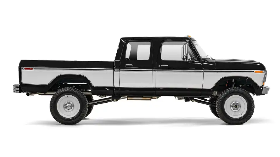 F250 Crew Cab_Side View_Black And White_063025