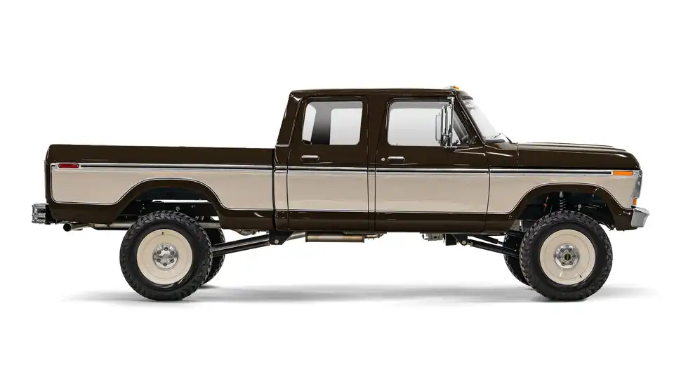 F250 Crew Cab_Side View_Dark Brown Met And Off White_063025