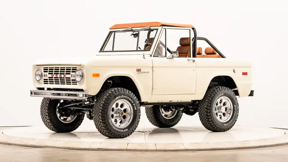 1974 Classic Ford Bronco_3 Drivers Side Front 3.4