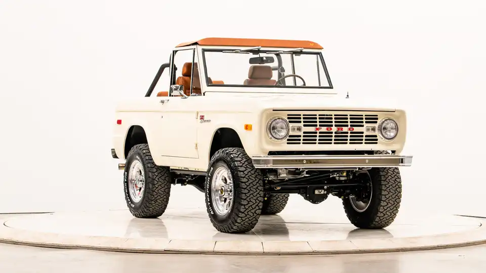 1974 Classic Ford Bronco_6 Passenger Side Front 