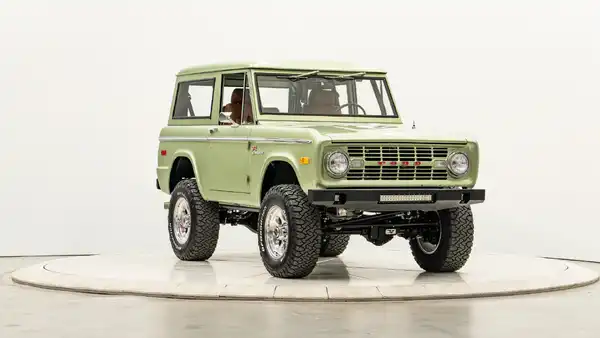 1970 Classic Ford Bronco_6 Passenger Side Front 