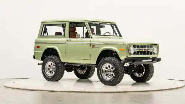 1970 Classic Ford Bronco_7 Passenger Side Front  3.4