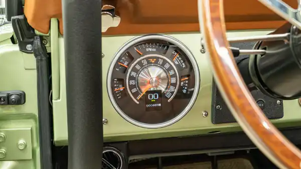 1970 Classic Ford Bronco_15 Dakota Digital Gauges