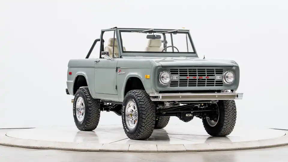 1971 Classic Ford Bronco_6 Passenger Side Front 