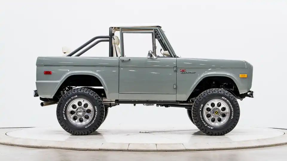 1971 Classic Ford Bronco_8 Passenger Side
