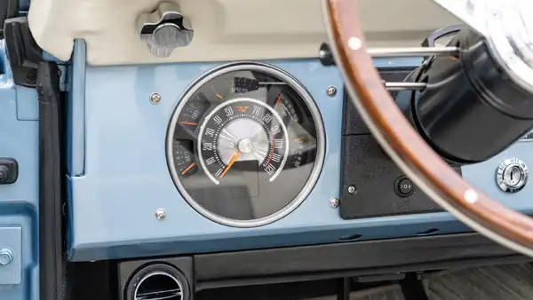 1972 Classic Ford Bronco_15 Dakota Digital Gauges (1)