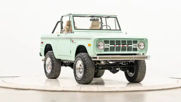 1974 Classic Ford Bronco_6 Passenger Side Front 
