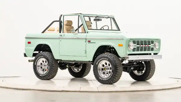 1974 Classic Ford Bronco_7 Passenger Side Front  3.4
