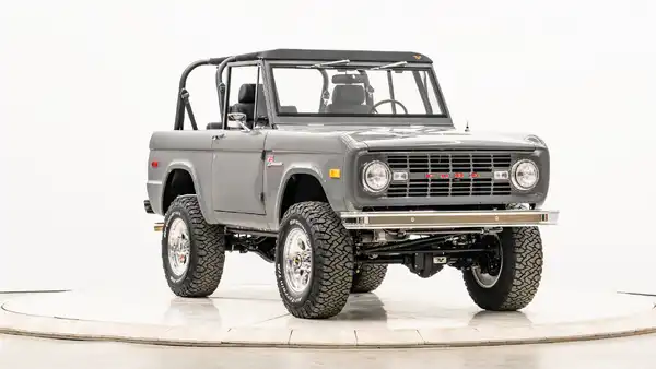 1972 Classic Ford Bronco_6 Passenger Side Front 