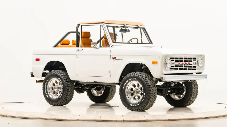 1971 Classic Ford Bronco_7 Passenger Side Front  3.4 (1)