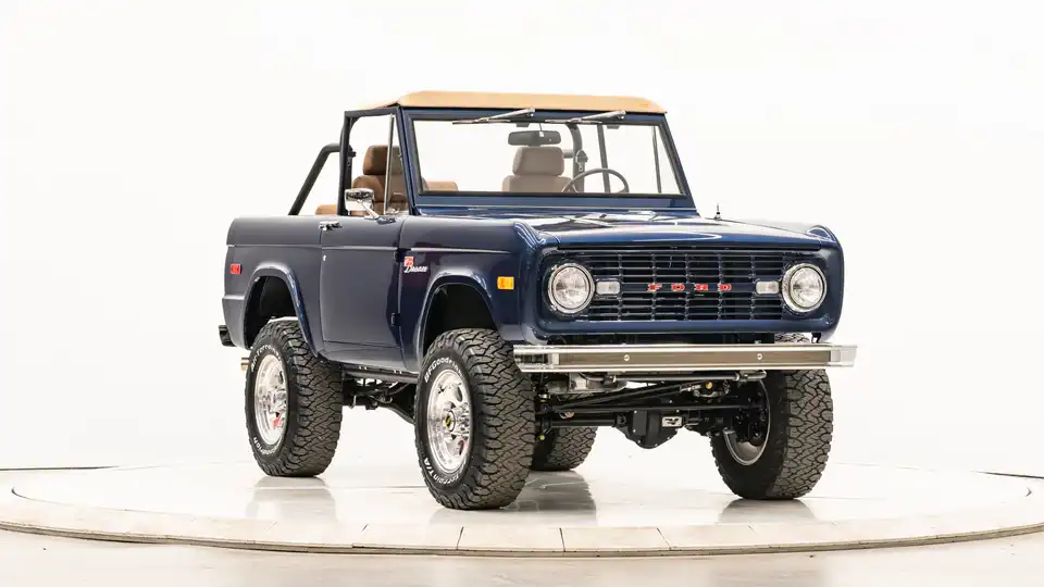 1976 Classic Ford Bronco_6 Passenger Side Front 