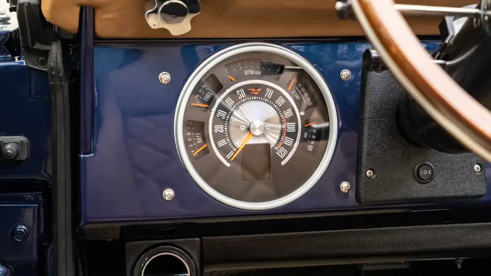1976 Classic Ford Bronco_15 Dakota Digital Gauges