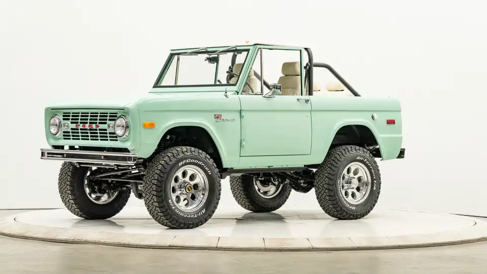 1977 Classic Ford Bronco_3 Drivers Side Front 3.4
