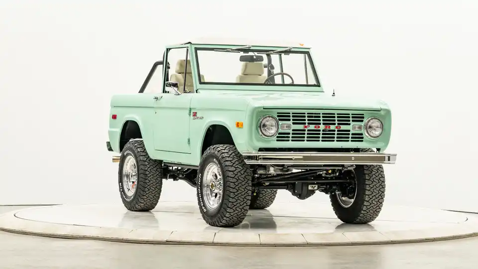 1977 Classic Ford Bronco_6 Passenger Side Front 