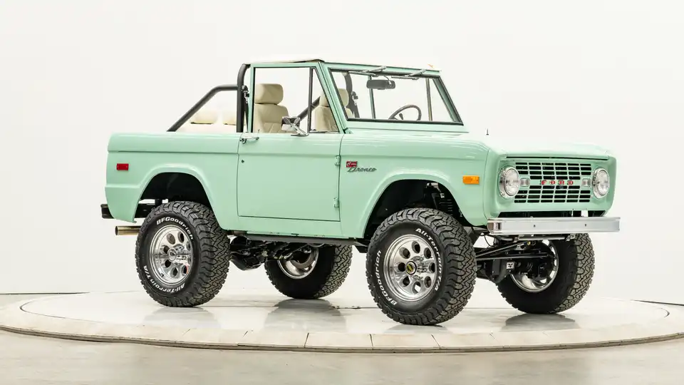 1977 Classic Ford Bronco_7 Passenger Side Front  3.4