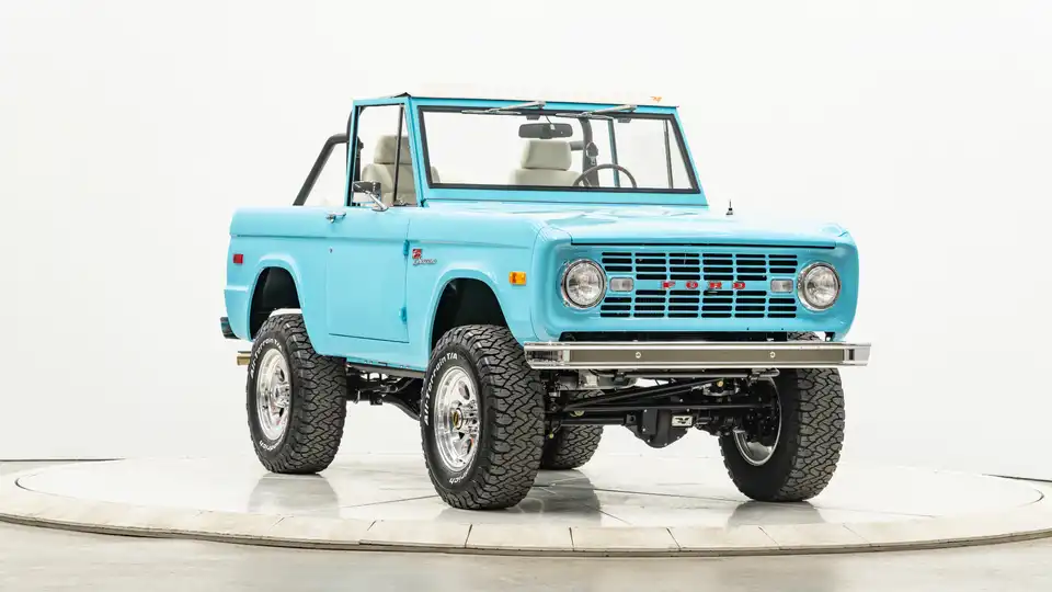 1971 Classic Ford Bronco_6 Passenger Side Front 