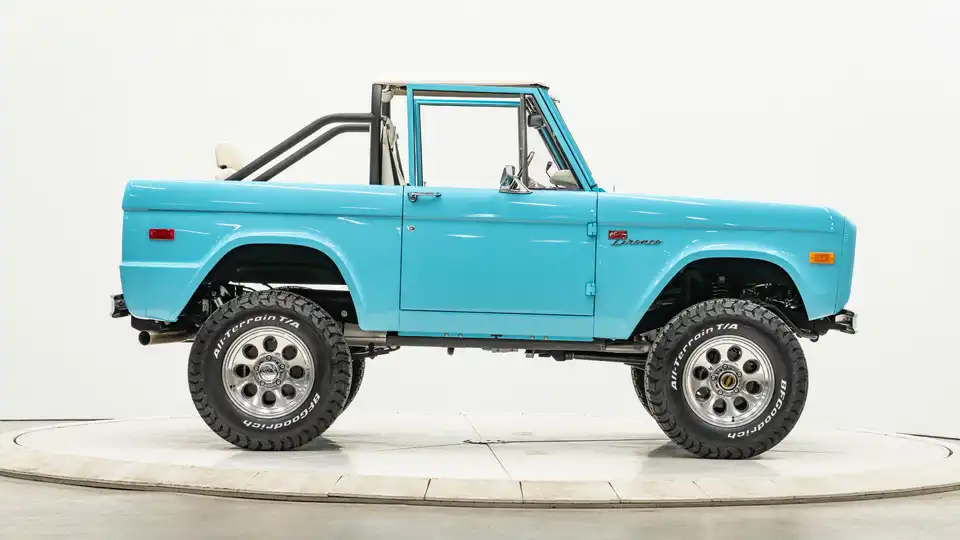 1971 Classic Ford Bronco_8 Passenger Side