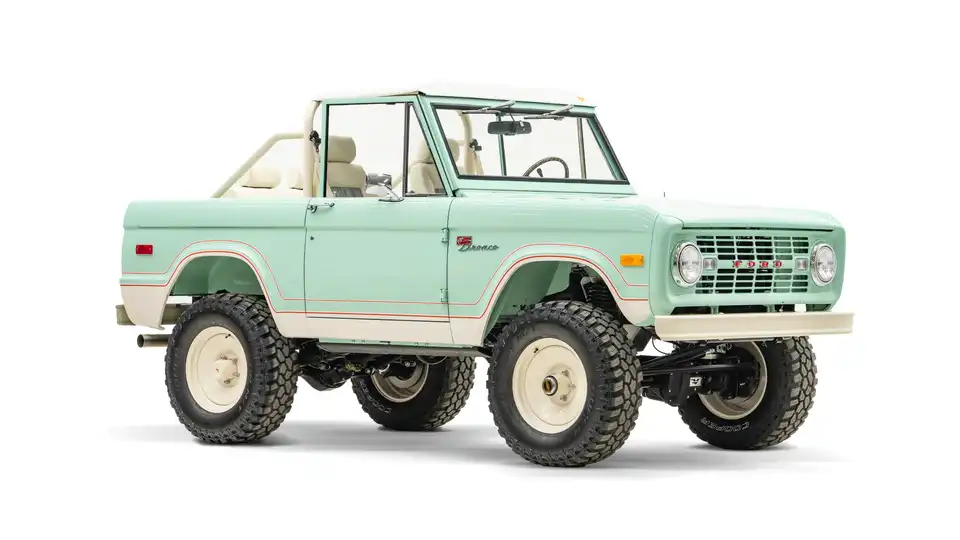 1974 Classic Ford Bronco_7 Passenger Side Front  3.4