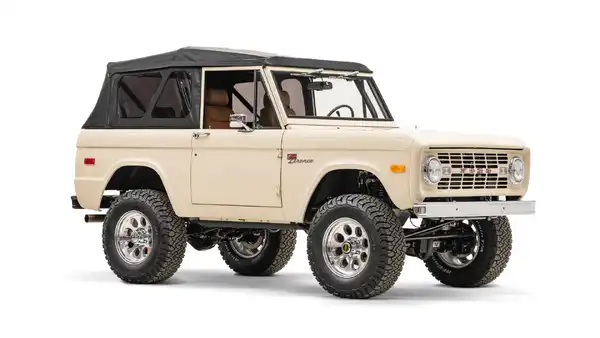 1976 Classic Ford Bronco_7 Passenger Side Front  3.4