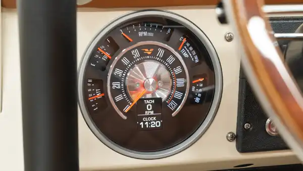 1976 Classic Ford Bronco_15 Dakota Digital Gauges