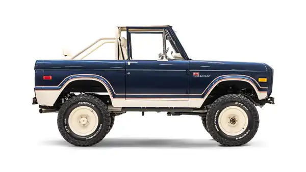 1974 Classic Ford Bronco_2 Drivers Side _8 Passenger Side