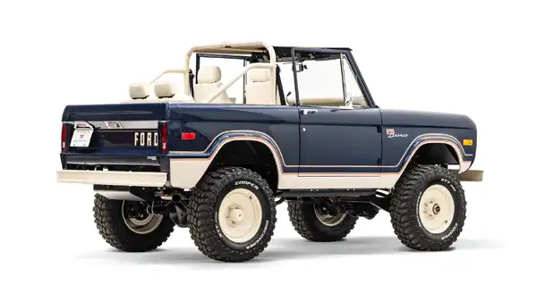 1974 Classic Ford Bronco_2 Drivers Side _7 Passenger Side Front  3.4