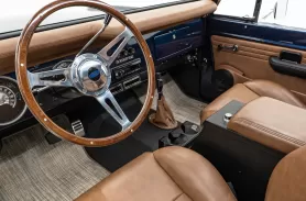 https://www.velocityrestorations.com/assets/vehicles/1756-velocity-1975-blue-ford-bronco-14-15-driver-side-interior-sm.webp