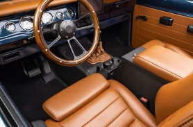 https://www.velocityrestorations.com/assets/vehicles/3952-1973-velocity-international-scout-2-14-15-driver-side-interior-sm.webp