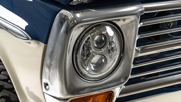 1970_Ford F 250_0038_Right Head Light