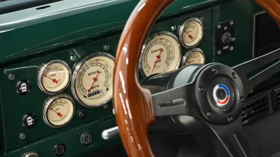 Green IH Scout_15 Dakota Digital Gauges