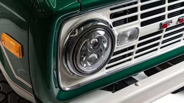 1977_Velocity Racing Green_0013_Headlight