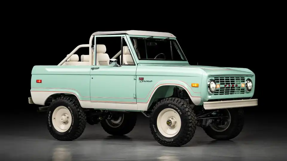 Light Jade Bronco_Lifestyle