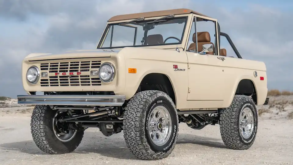 Harvest Moon Bronco At Beach_Lifestyle Copy 3